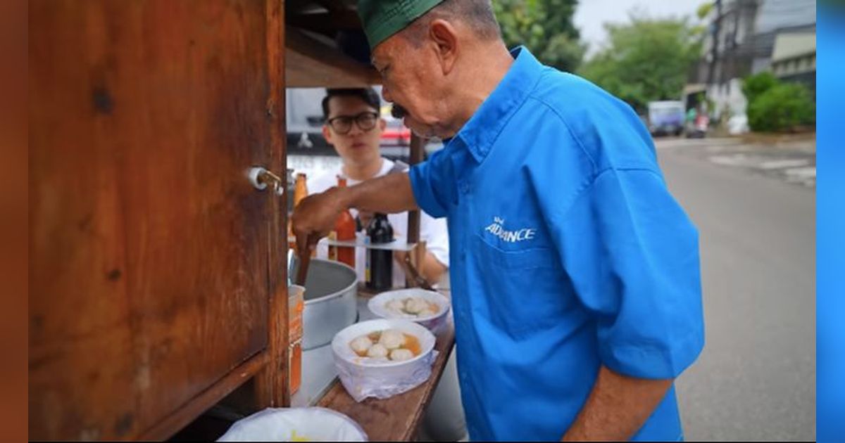 Reaksi Tukang Bakso Dagangannya Mendadak Diborong Pria Tak Dikenal, Sampai Ngaku Merinding