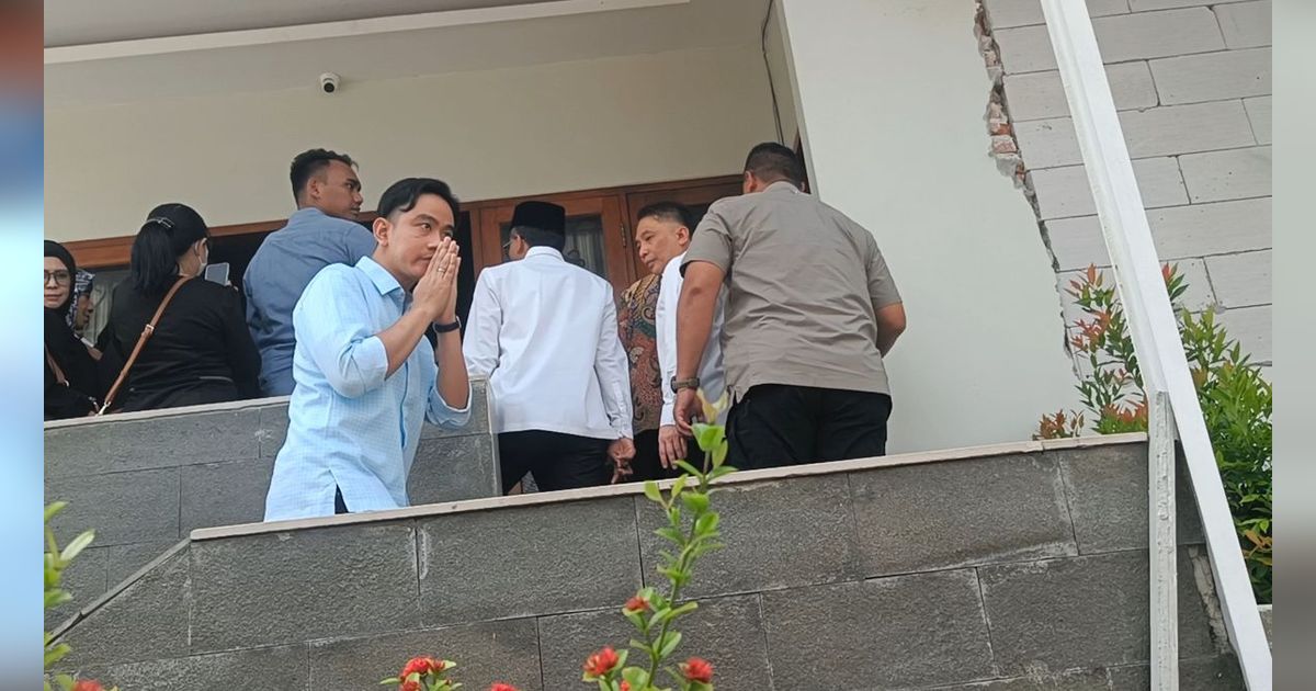 Jokowi Bareng Gibran Melayat ke Rumah Hamzah Haz, Langsung Beri Penghormatan Terakhir dan Doa