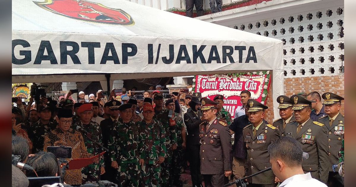 Barisan TNI-Polri Lepas Kepergian Jenazah Hamzah Haz Diberangkatkan ke Pemakaman di Bogor