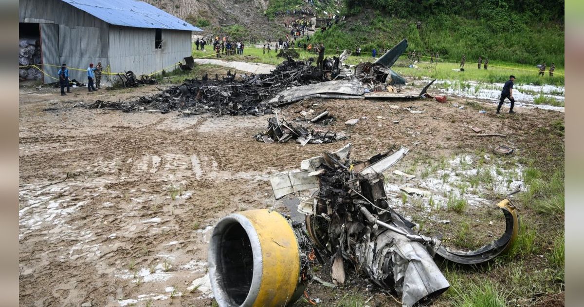 FOTO: Begini Kondisi Pesawat Saurya Airlines yang Jatuh dan Terbakar di Nepal, Tewaskan 18 Penumpang