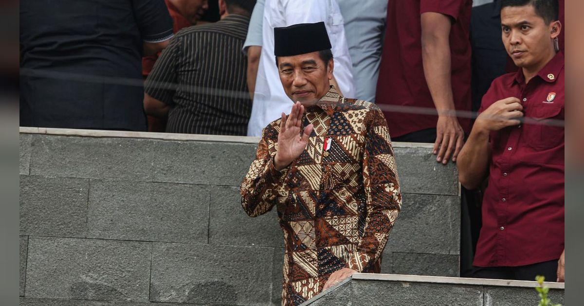 FOTO: Presiden Jokowi Melayat ke Rumah Duka Hamzah Haz, Gestur Tubuh Membungkuk Diperlihatkan Saat Tiba