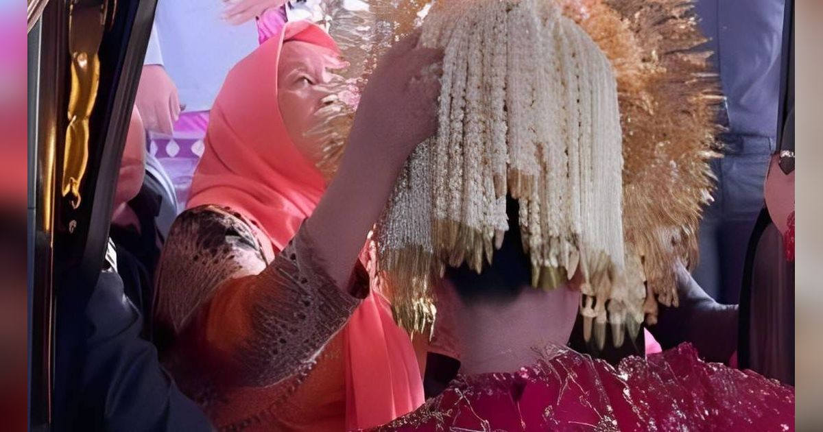 Momen Pengantin yang Sudah Pakai Suntiang Masuk Mobil, Bikin Deg-degan