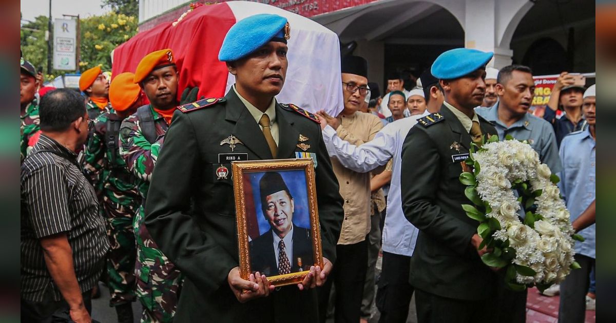 FOTO: Prajurit TNI Antar Jenazah Almarhum Wakil Presiden ke-9 Hamzah Haz ke Peristirahatan Terakhir di Bogor