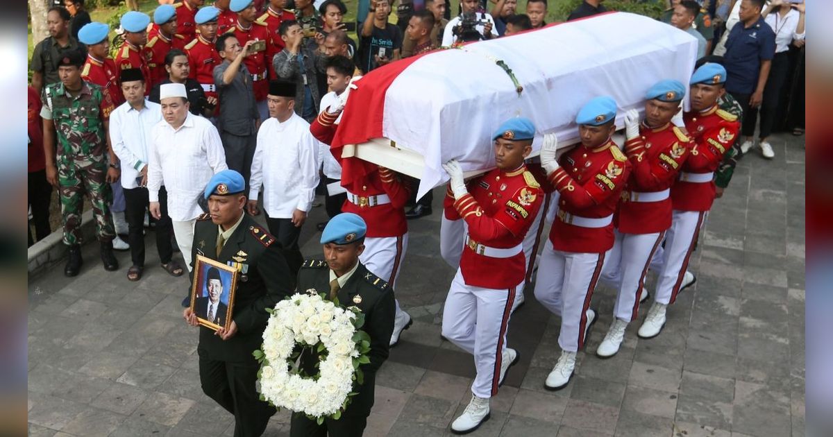 FOTO: Momen Prosesi Pemakaman Militer Jenazah Wakil Presiden ke-9 RI Hamzah Haz di Cisarua