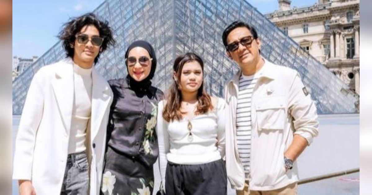 Nikmati Summer, 7 Foto Liburan Keluarga Andre Taulany Ke Paris dan Anak Sulungnya Absen