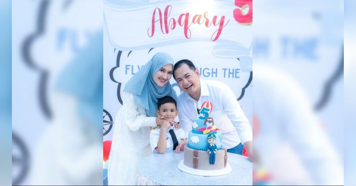 Potret Ganteng Abqary Anak Tommy Kurniawan di Perayaan Ulang Tahunnya, Pakai Seragam Pilot