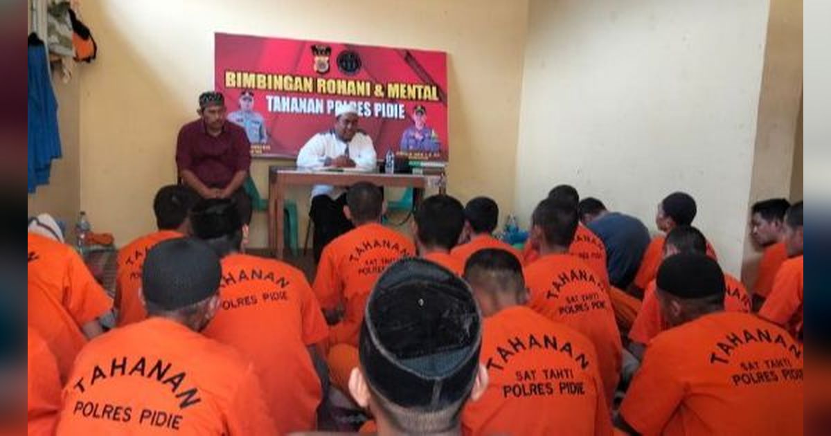 Perwira Polisi Mendadak Kumpulkan Tahanan, Tegas Tanya 