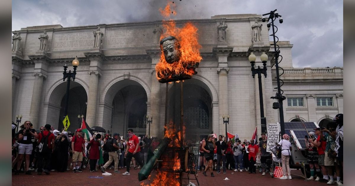 FOTO: Protes Kedatangan PM Israel, Pengunjuk Rasa Pro-Palestina di AS Bakar Boneka Netanyahu