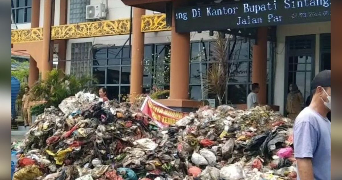 VIDEO: Viral Warga Kesal! Buang Gunungan Sampah Ke Kantor Pemerintah di Kalimantan