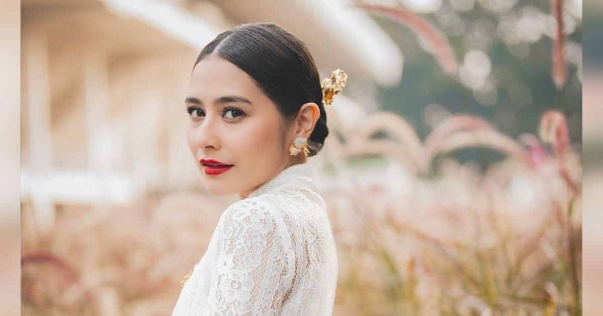 Prilly Latuconsina Perlihatkan Anggunnya Kebaya Nona dari Manado yang Jarang Terekspos