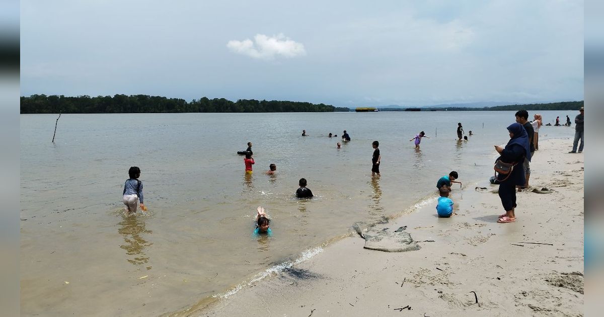 Keindahan Pantai Pasir Mayang di Kabupaten Paser
