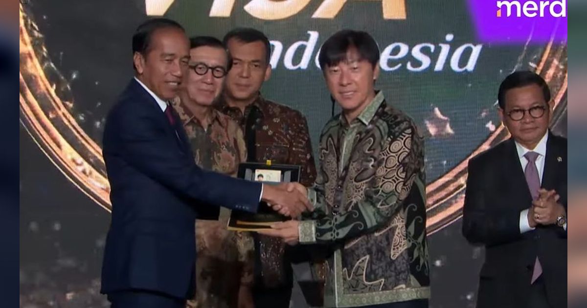 VIDEO: STY Terima Visa Emas Pertama, Jokowi 