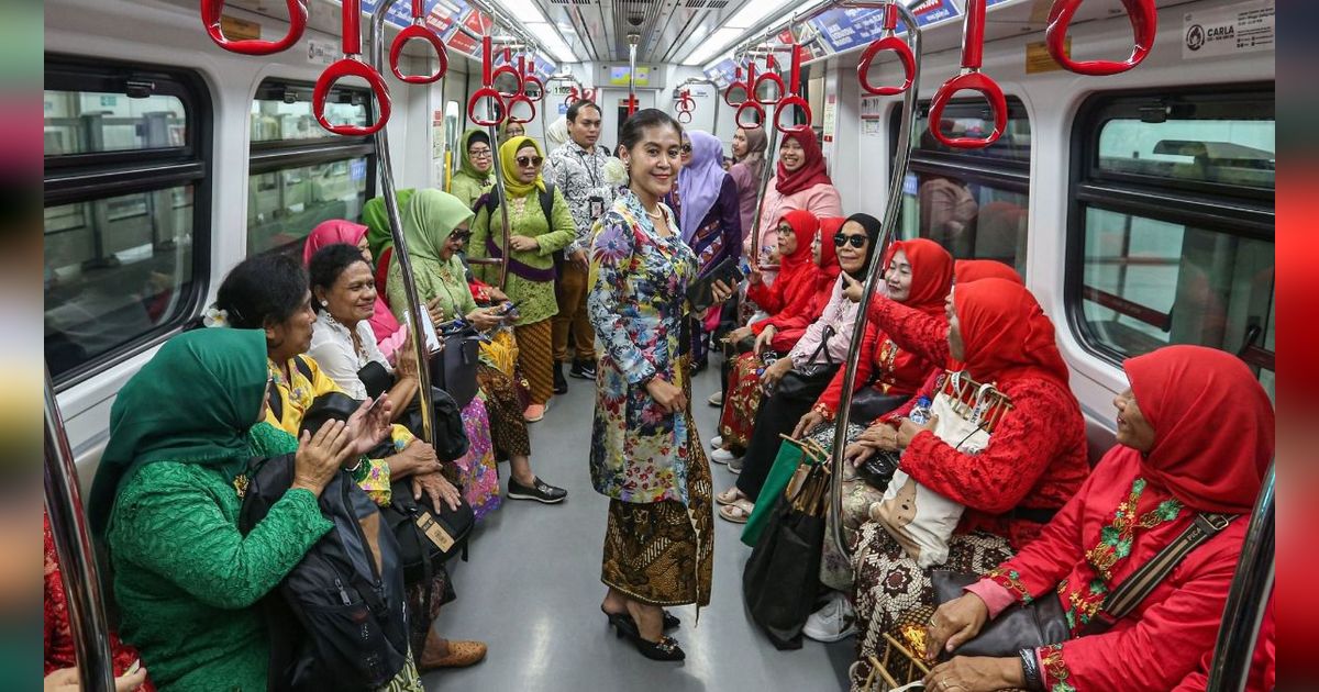 FOTO: Gaya Ratusan Wanita Ramai-Ramai Peringati Hari Kebaya Nasional di LRT Jakarta