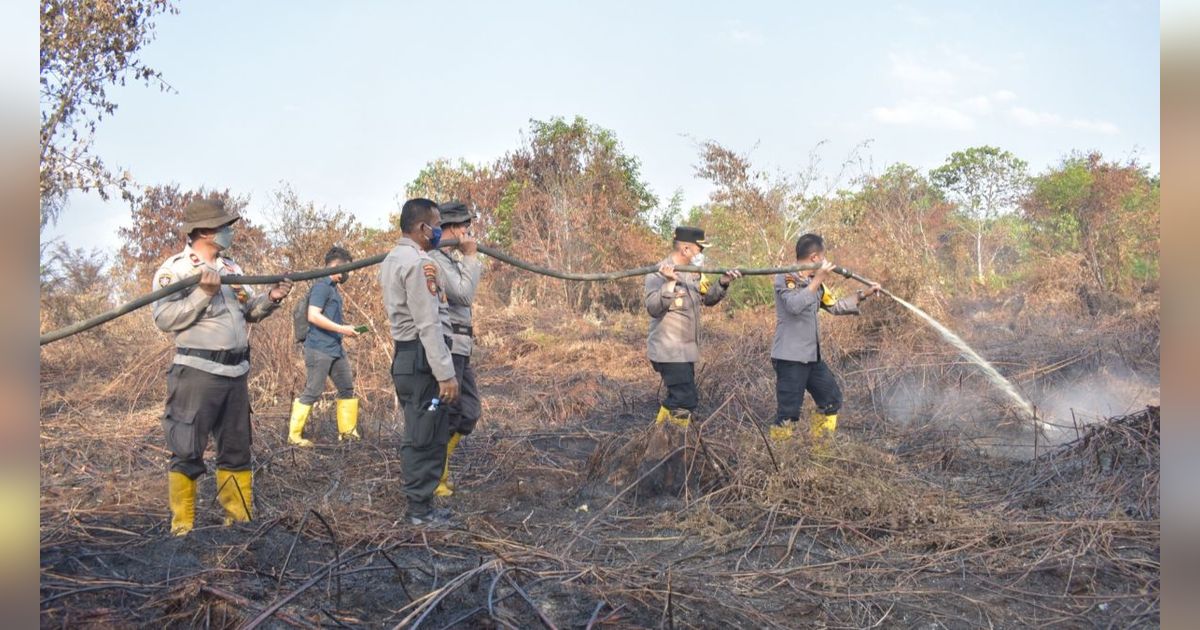 Polisi Bahu Membahu Lakukan Pendinginan Lahan Terbakar 312 Hektare di Riau