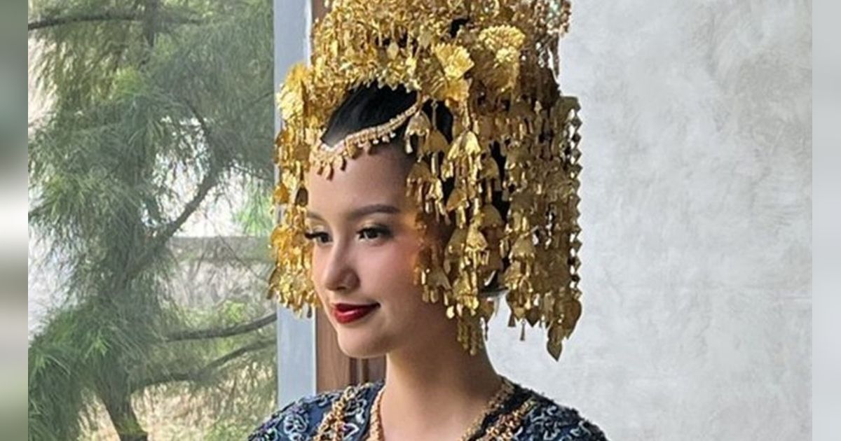 10 Potret Cantiknya Sarah Menzel Jadi `Pengantin`, Manglingi Pakai Adat Minang & Gaun Princess