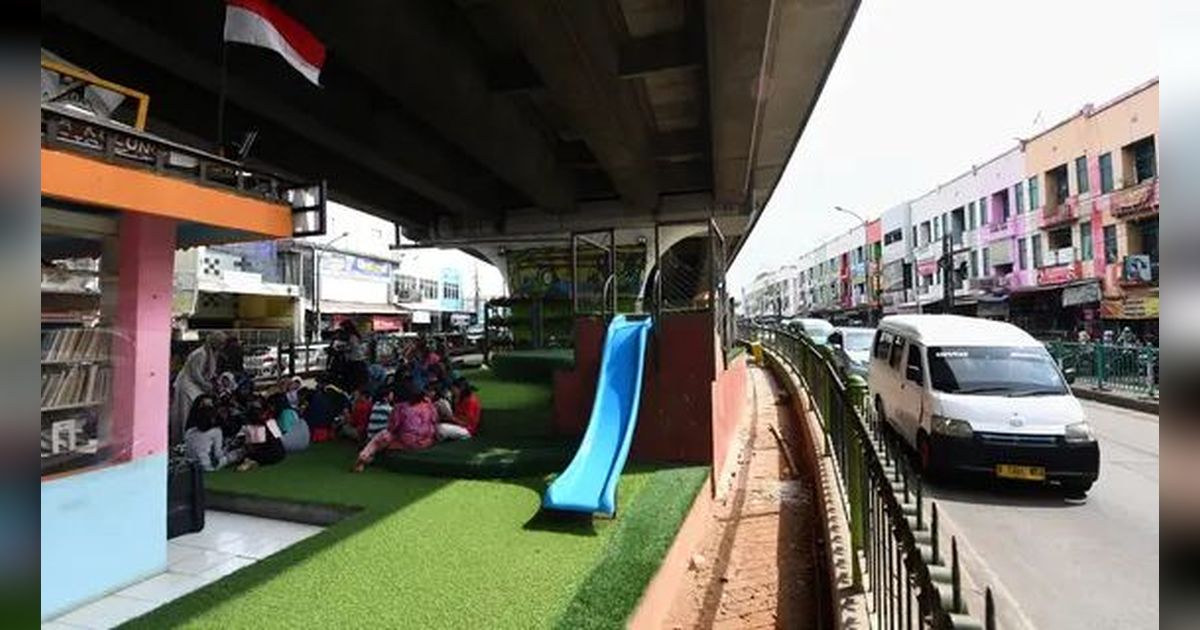 Viral! Video pemotor hampir tertimpa batu runtuh dari flyover Ciputat