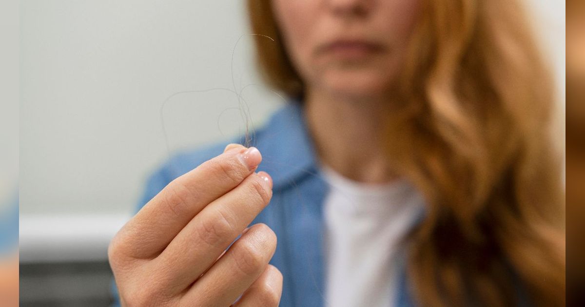 Bagaimana Membuang Rambut Rontok pada Perempuan dalam Ajaran Islam? Begini Pendapat Ulama