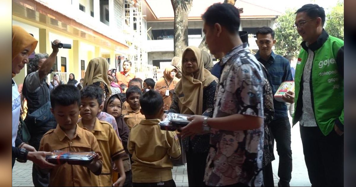 Gibran Jawab 'Cibiran' Uji Coba Makan Siang Gratis Dibungkus Plastik