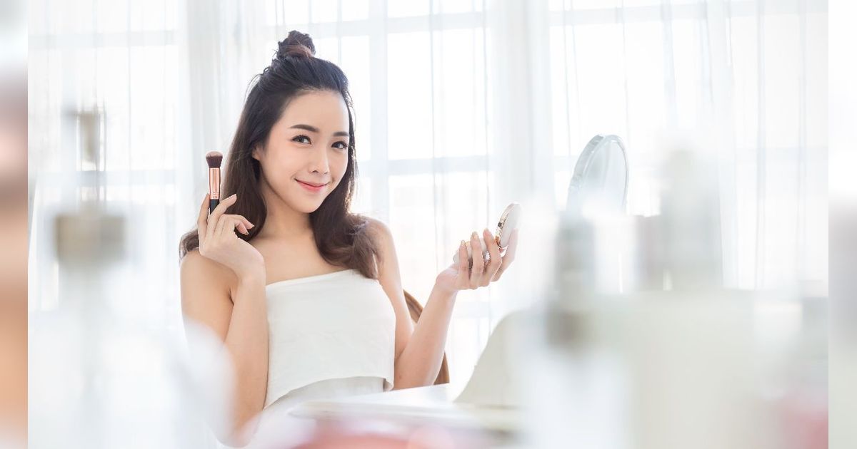 Makeup Artist Cuci 41 Kuas dalam 15 Menit, Praktis Banget!