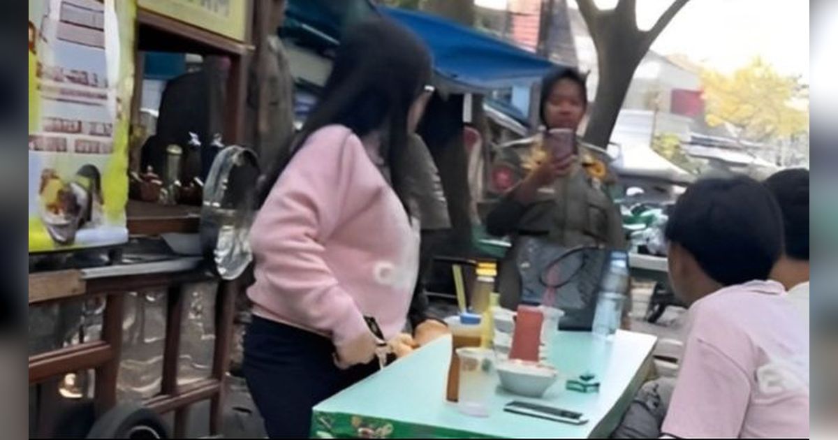 Hanya Bisa Pasrah, Sedang Enak Makan di Kaki Lima Malah Digerebek Satpol PP