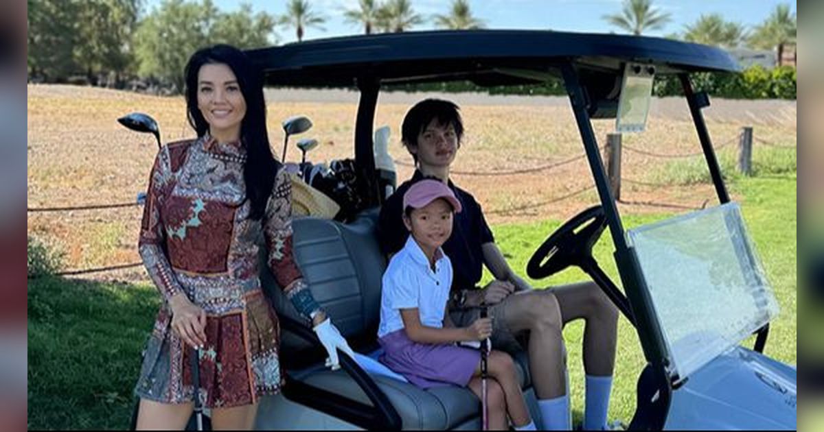 Potret Gaya Hidup Mewah Farah Quinn di Amerika Serikat, Main Golf bareng Anak-anak