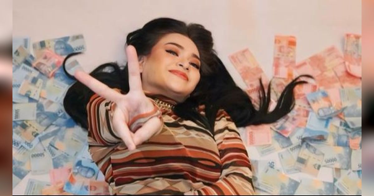 Nathalie Holscher Tiduran di Atas Tumpukan Uang, Komentar Irish Bella Disorot