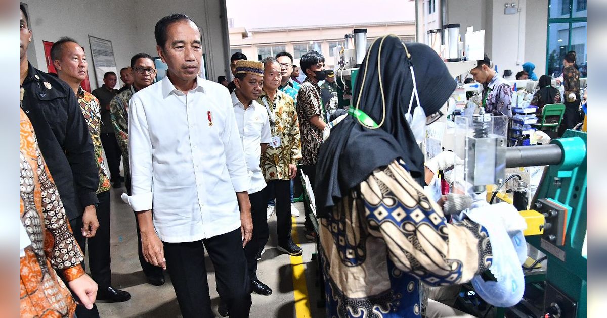 Presiden Jokowi Lepas Ekspor Perdana 16 Ribu Pasang Sepatu ke Amerika Serikat