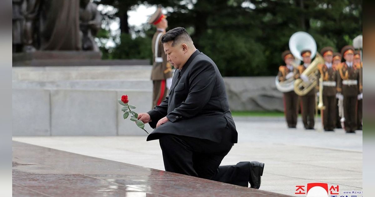 FOTO: Penuh Emosional, Wajah Kim Jong-un Sedih Mengenang Para Pejuang Saat Peringatan 71 tahun Perang Korea