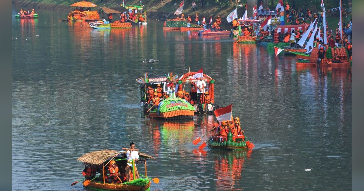 FOTO: Semarak Festival Cilung Tampilkan 32 Perahu Botol Bekas Berbentuk Kura-Kura sampai Sandal Hiasi Kanal Banjir Timur