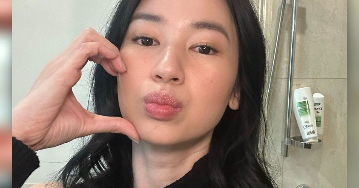Laura Basuki Pamer Foto di Kamar Mandi, Netizen Dibikin Salfok dengan Botol Samponya