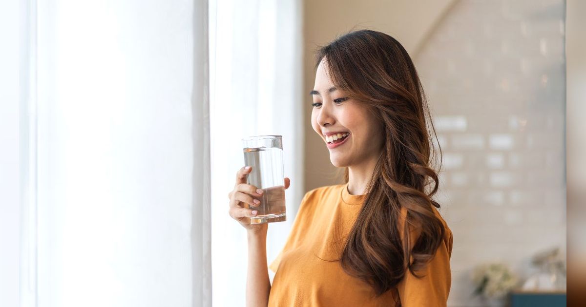 Selalu Minum Air Putih Setelah Bangun Tidur, Rasakan 7 Manfaat Dahsyatnya