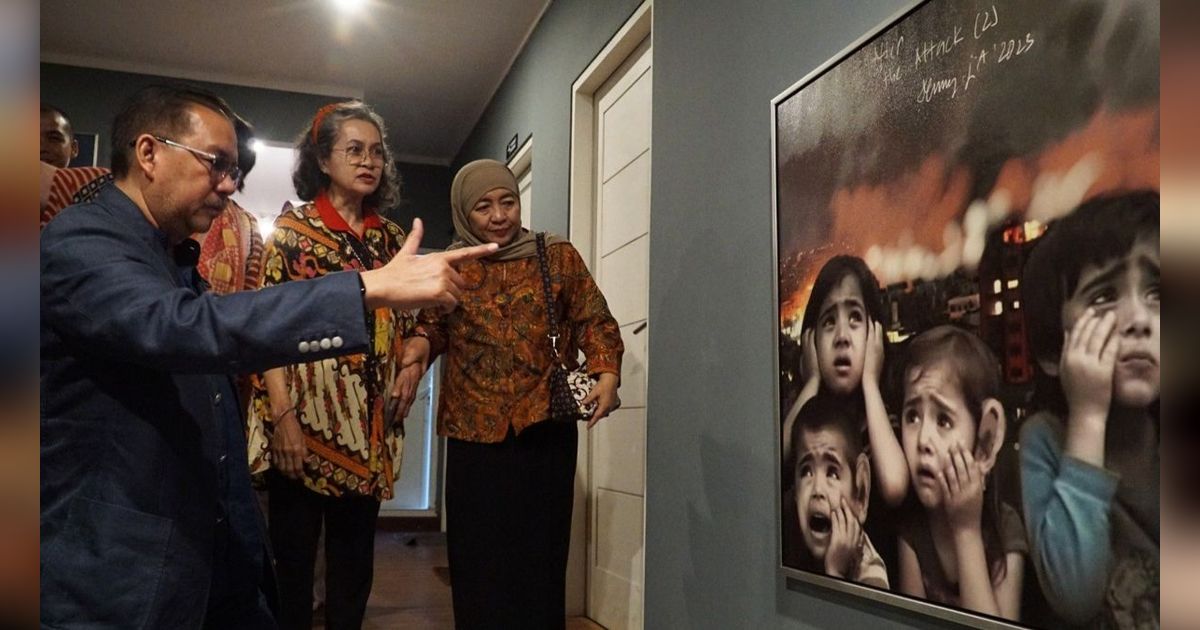 FOTO: Pameran Perdana Lukisan AI Karya Denny JA di Mahakam Residence