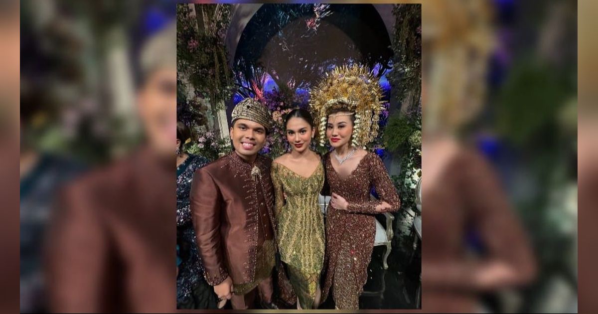 Cantik Memesona, ini 7 Potret Azizah Salsha di Acara Resepsi Pernikahan Thariq Halilintar dan Aaliyah Massaid