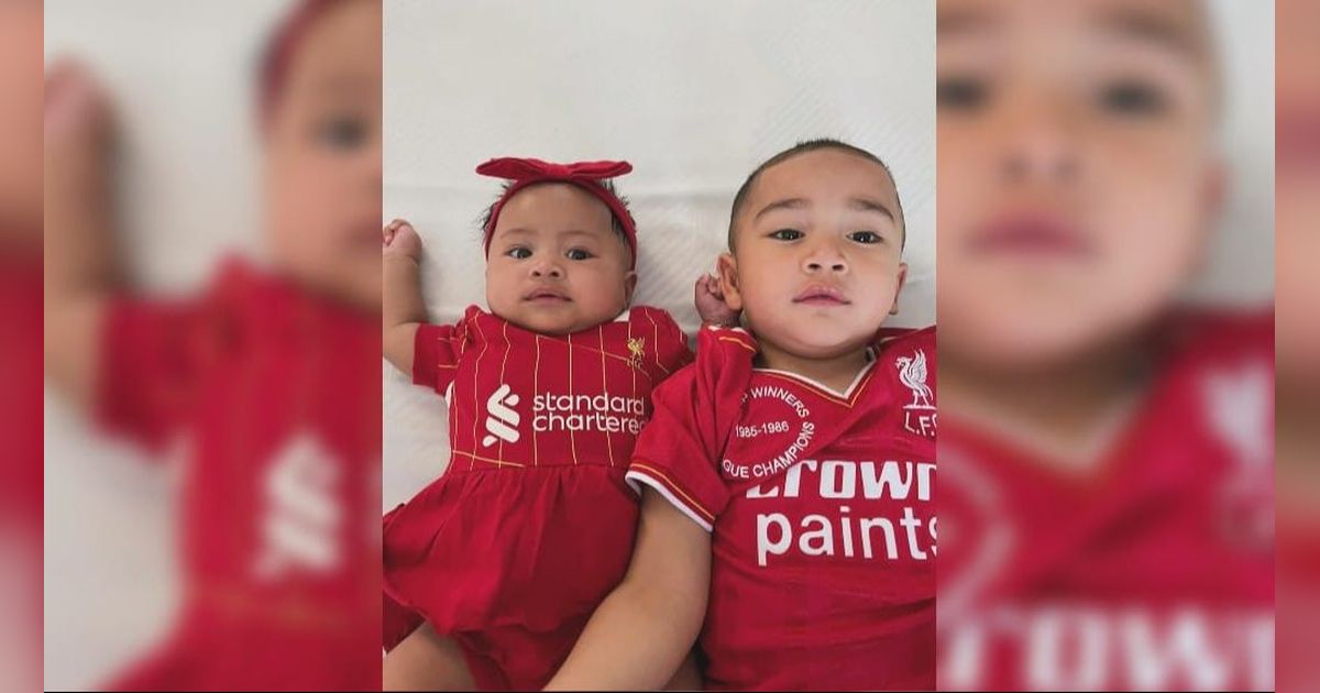 Kompak Pakai Jersey Liverpool! ini Momen Lucu Rayyanza saat Jail ke Baby Lily, Tingkahnya Gemesin Banget