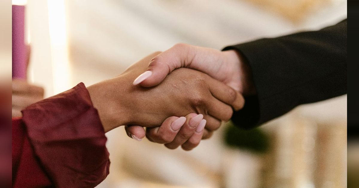 Berjabat Tangan Bisa Gugurkan Dosa-Dosa, Begini Adabnya yang Harus Diperhatikan Umat Islam