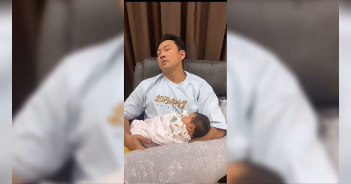 Kini jadi Ayah, ini Momen Denny Sumargo Gendong Baby Gabriella Sampai Ketiduran di Kursi