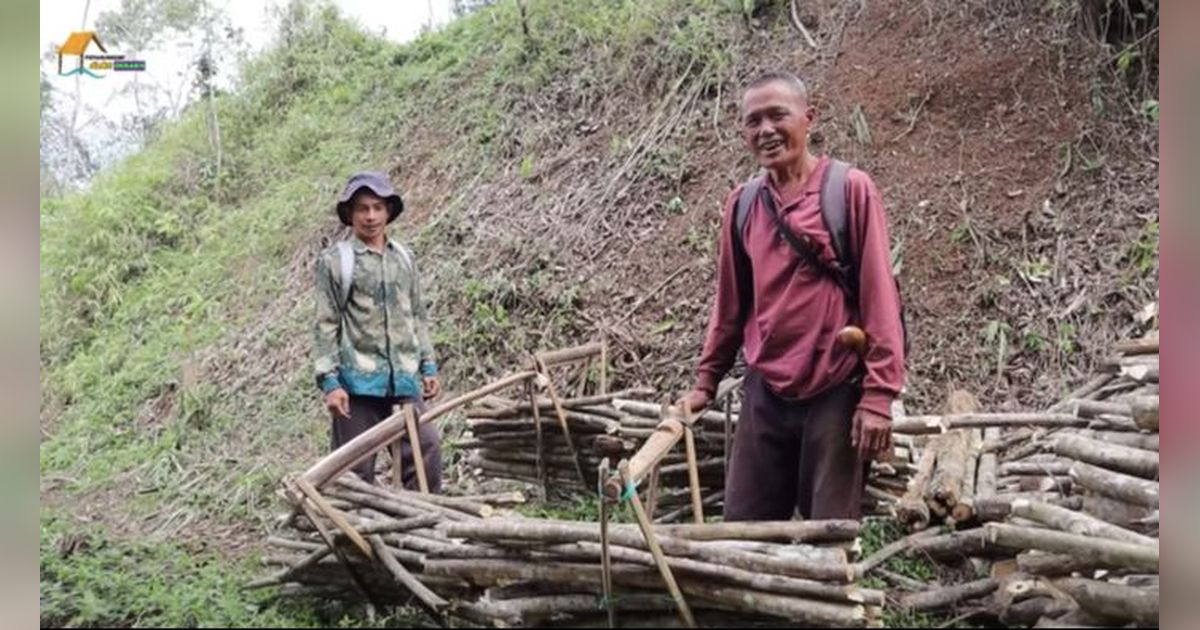 Pahit Getir Kehidupan Masyarakat di Kampung, Cari Uang Rp50 Ribu Jadi Kuli Panggul Kayu