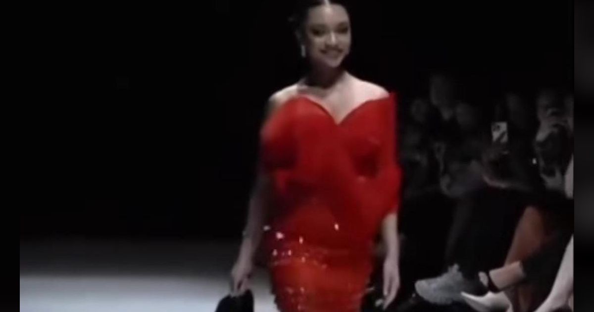 Sikap Profesional Naura Ayu saat Jatuh di Catwalk, Tenteng High Heels dan Kembali Melenggang Elegan