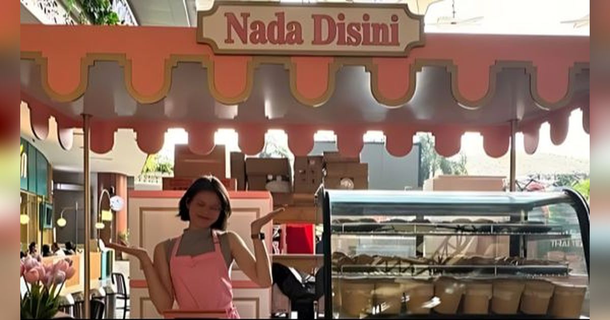 Bikin Bangga Deddy Corbuzier, Ini Potret Nada Tarina Jualan Cookies di Mall Ditemani Dua Papa