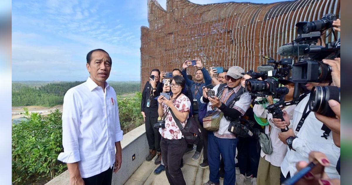 FOTO: Hari Kedua Ngantor di IKN, Jokowi Ajak Wartawan Keliling Kawasan Istana Kepresidenan