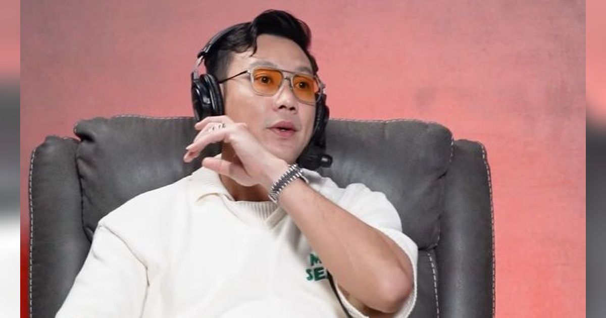 Bikin Gagal Fokus Cara Denny Sumargo Jaga Anak Sambil Tiduran