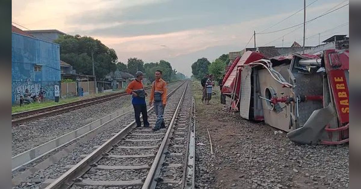 Viral Kereta Api Tabrak Mobil Damkar di Stasiun Haurgeulis, Mana yang Harus Diprioritaskan Diberi Jalan?