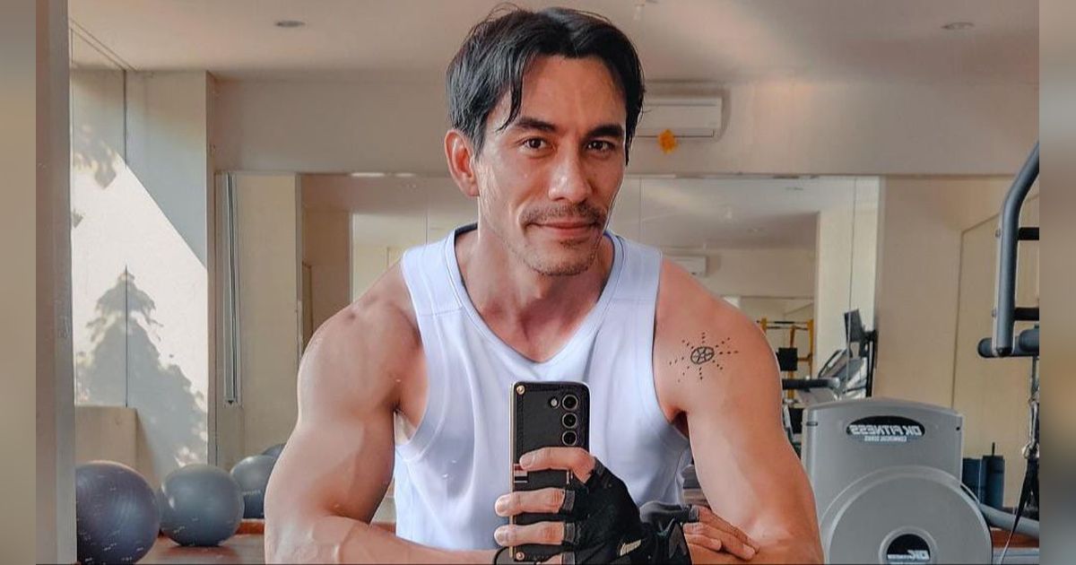 Potret Terbaru Darius Sinathrya yang Makin Kece, Pamer 'Roti Sobek' Sampai Dijuluki 'Hot Daddy'