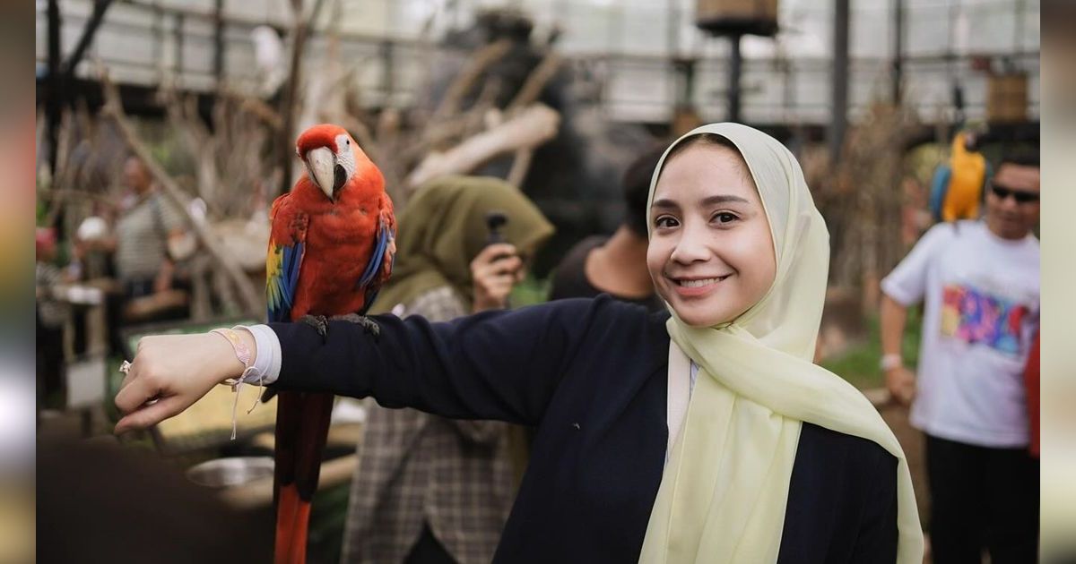 8 Potret Terbaru Nagita Slavina Pakai Hijab Sepulang Haji, Paras Cantiknya Manglingi Banget