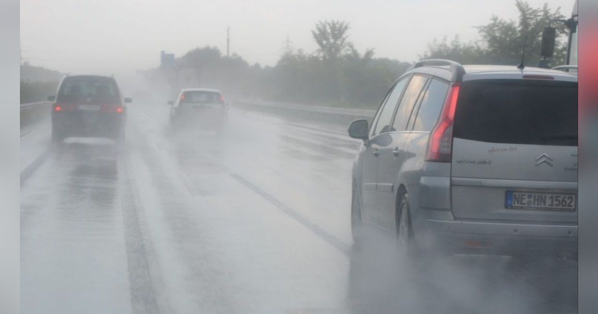 Ini Alasannya, Kerikil yang Menempel di Ban Mobil Bisa Memicu Aquaplaning.