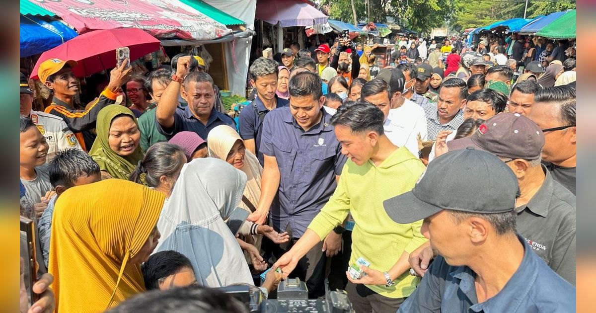 Gibran Blusukan Bagi-Bagi Susu di Jakarta