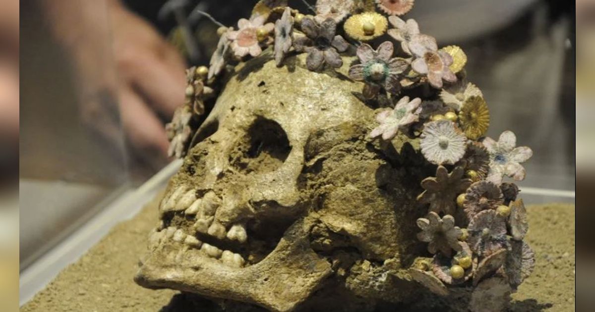 Arkeolog Temukan Tengkorak Gadis Yunani Berusia 2.400 Tahun, Dikubur dengan Bando Bunga-Bunga Melingkari Kepalanya
