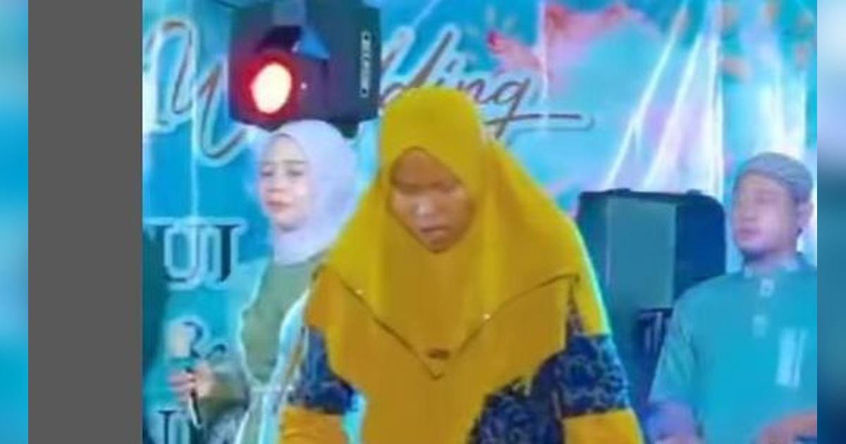 Viral Istri Ngamuk Lihat Suaminya Naik ke Panggung Mau Nyanyi Sama Biduan, Dipukul lalu Didorong Suruh Turun