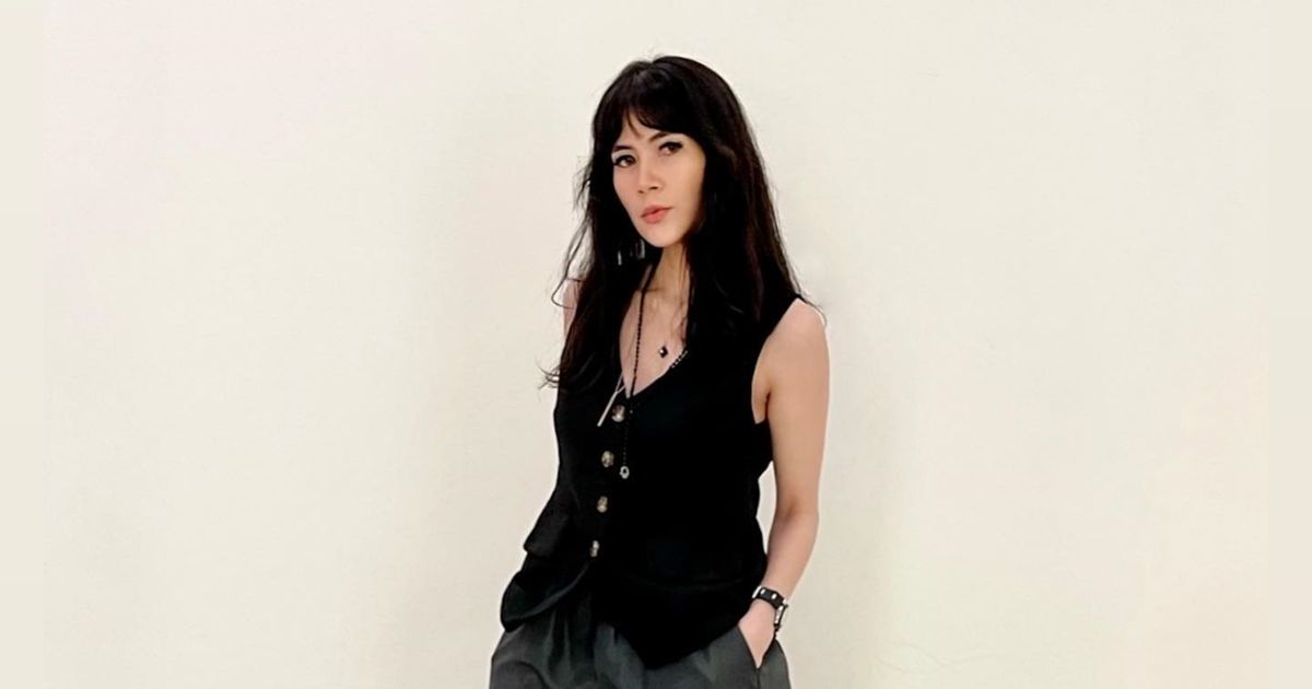 Jarang Tersorot, 8 Potret Dee Adnan Kekasih Tyo Nugros yang Cantik Banget