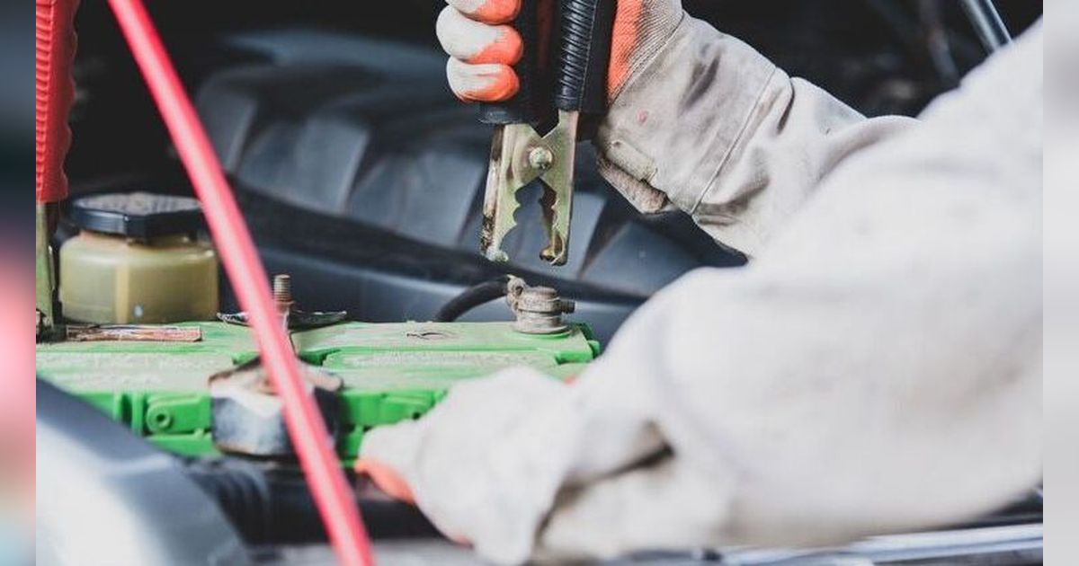 Menggunakan aki mobil yang sudah terendam dapat menyebabkan kerusakan pada komponen lainnya.